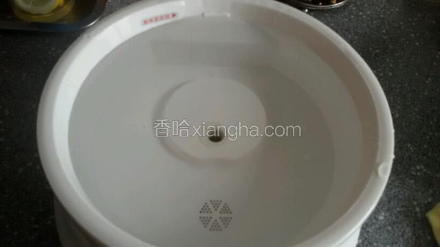 把豆芽机放入清水，不能沫过水位线