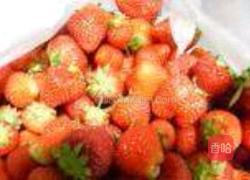 草莓酒的做法图解1