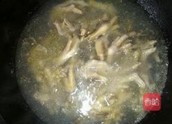 自制酸辣鸭爪的做法图解1