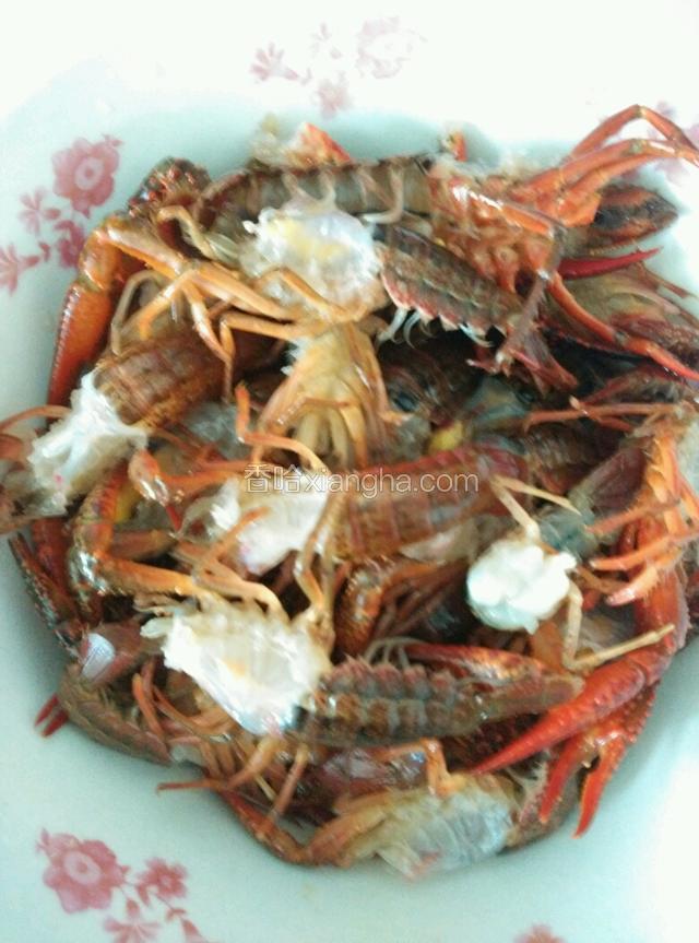 小龙虾洗刷干净去头尾，去肠线