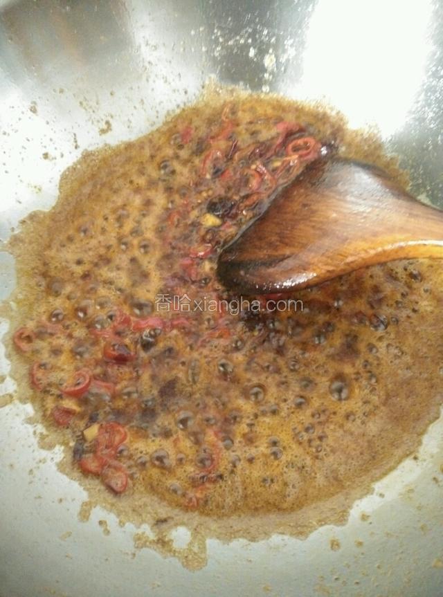 下豆瓣酱剁椒酱，小火炒