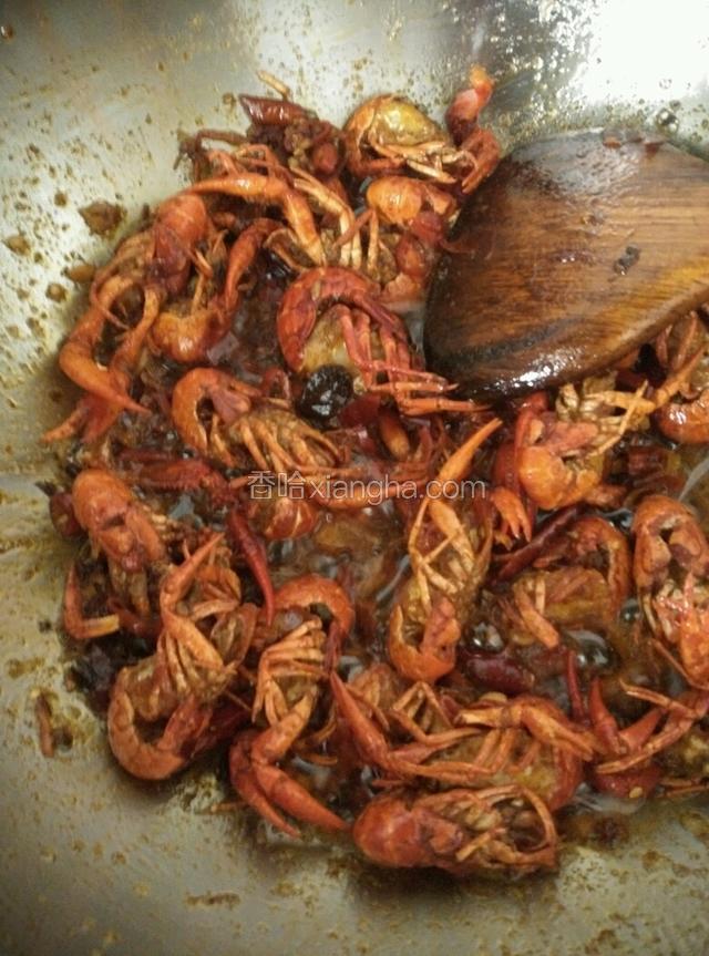 加小龙虾，花椒  麻椒  干辣椒炒出香味