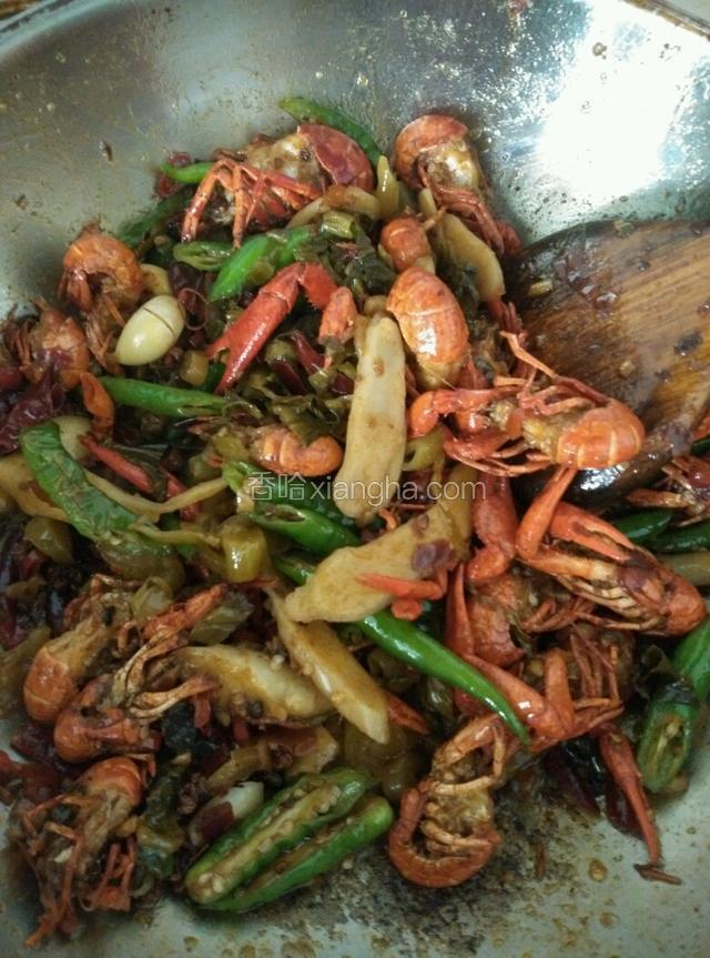 加入仔姜  尖椒   蒜瓣   酸菜，炒入味