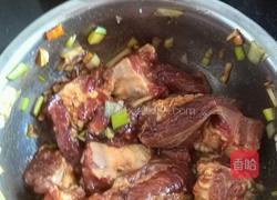 家常土豆香菇炖排骨的做法图解1