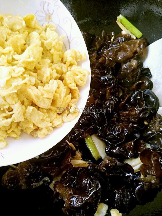 放入之前炒好的鸡蛋翻炒均匀