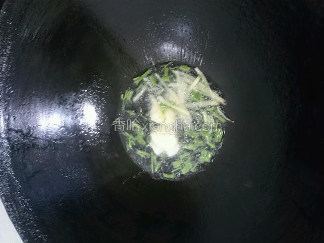 锅内放油烧热，下葱姜蒜