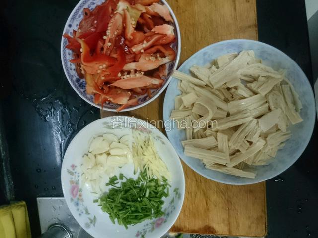 1.葱姜蒜切碎
2.辣椒不要切用削的
3.泡发好的腐竹切好