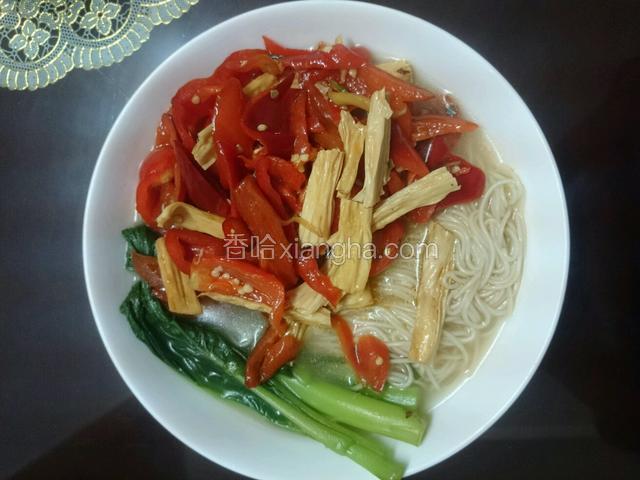 下碗面，把炒好的辣椒倒在面上。ok开吃。