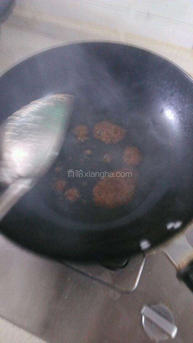 提前预备：把面条放进蒸锅蒸二十分钟，二十分钟后再捂10～20分钟，然后准备炒菜锅，菜锅里倒入食用油稍多点，待油热时加入一点白白糖，大火把白糖熬到其沫，放入肉片或肉丝开始不停翻炒。
