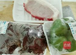 甜椒木耳炒肉的做法图解1