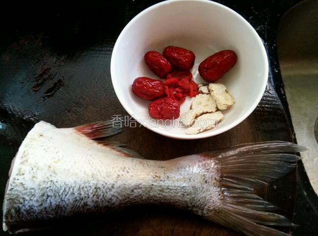 材料洗干净备用，红枣去梗切一下好出味