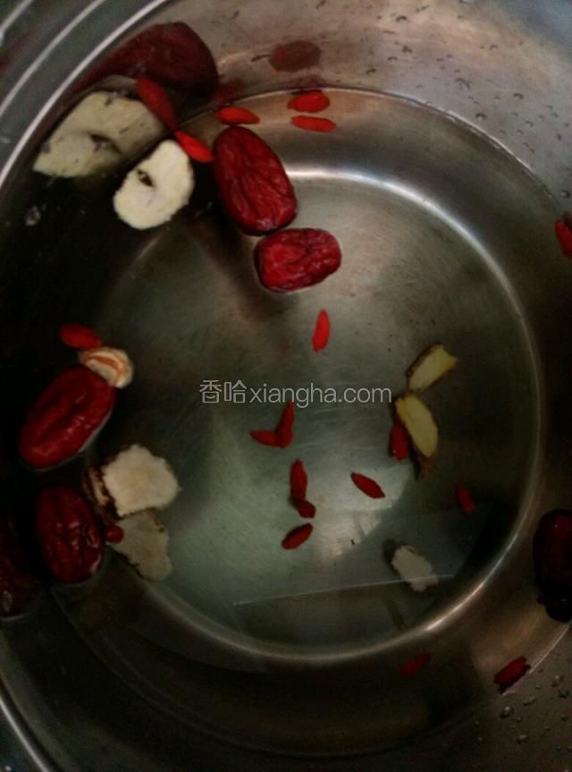 当归红枣杞子姜片煲水