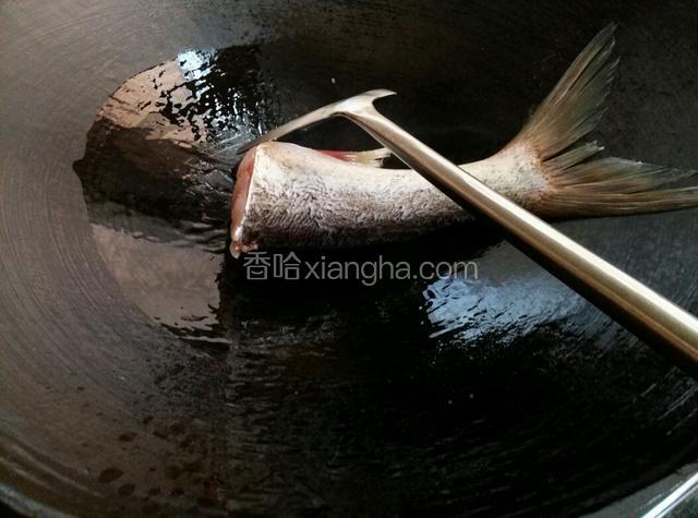 鱼洗净用盐抓腌，烧油锅，稍微煎一下鱼