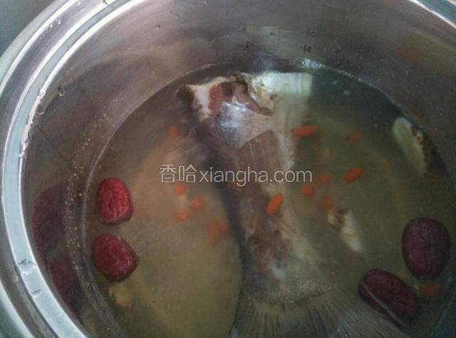 水滚后继续煲20分钟，下鱼