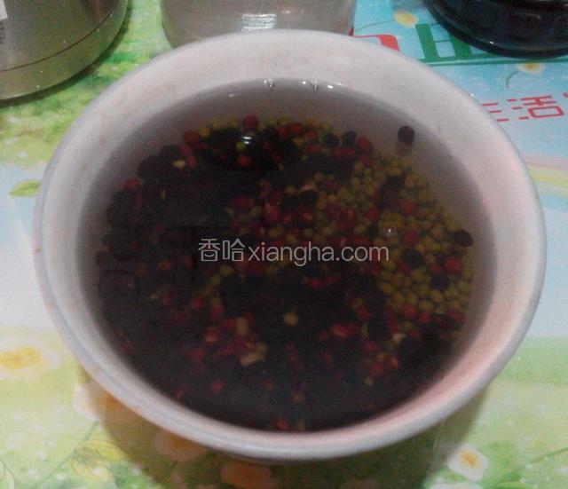 把三豆洗净,放碗里用开水泡两小时