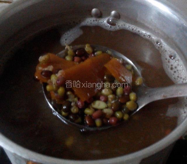 豆子熟透后,加入片糖搅拌融化,关火.