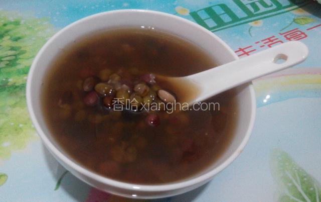 三豆汤煮好啦,放凉可以开吃了.放冰箱冷藏后味道更佳哦！
