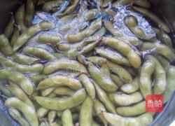 盐水毛豆的做法图解1