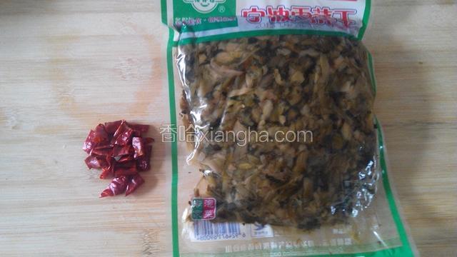辣椒去籽，切小段，雪菜1袋备用