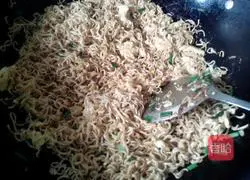 Illustration of how to make fried noodles with eggs 8