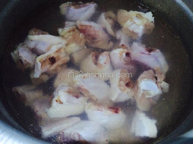 鸡翅块儿冷水下锅，放适量料酒去除鸡翅的腥气，烧开后再小火煮3-5分钟；