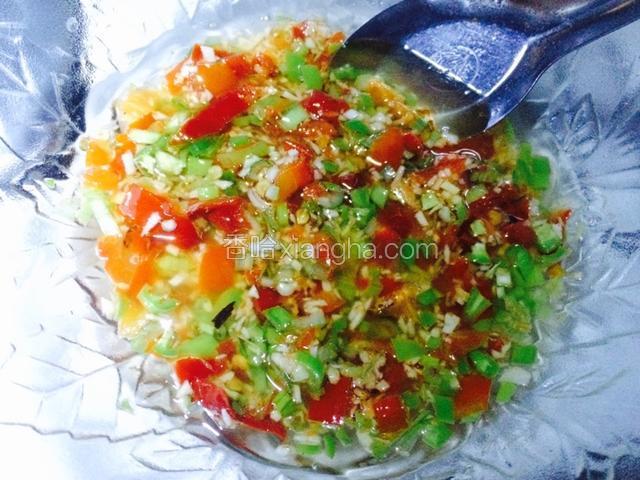 热油浇在剁椒和姜蒜葱末上，快速搅拌混合，香气很浓郁哦！再放一匙蒸鱼豉油拌匀；