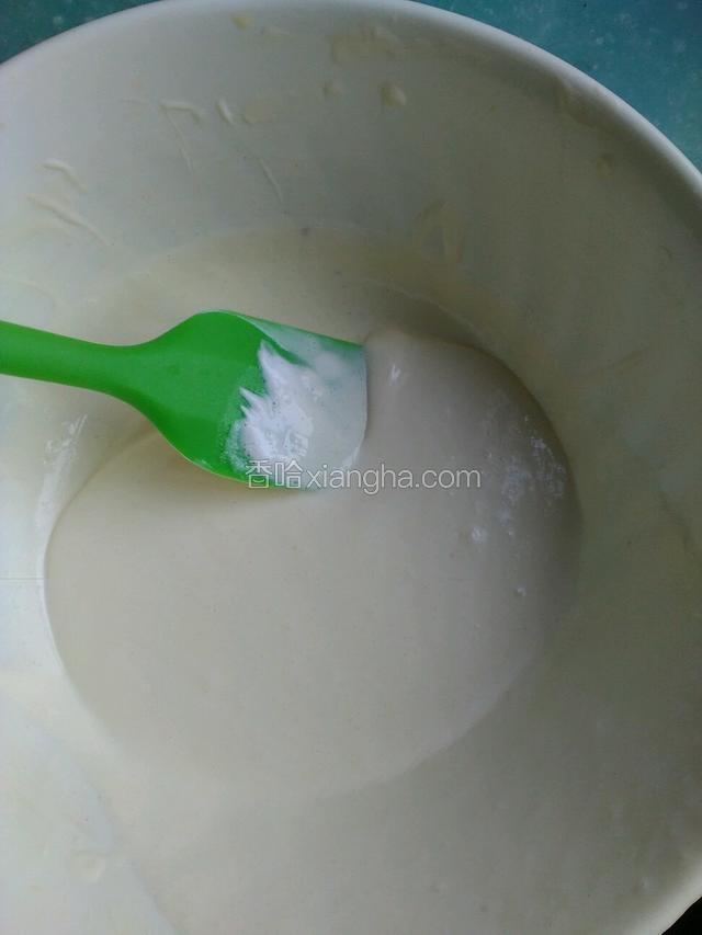 把牛奶加入糖粉加入蛋黄搅匀，把低筋面粉过筛加入牛奶糊中搅匀至无颗粒，加入淡奶油拌匀。