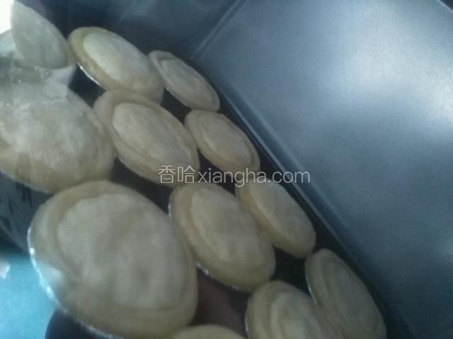 烤箱预热200℃，烤盘放入烤箱中下层，烤制烤制25分钟。
