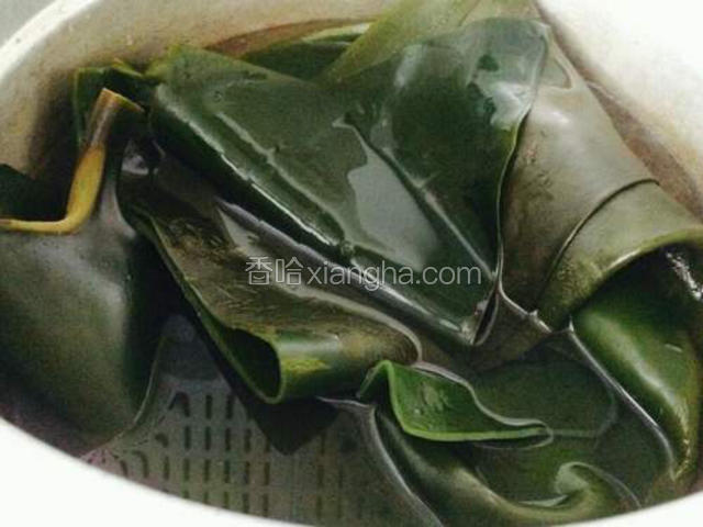 海带洗净后放锅里，加水没过海带，煮8-10分钟左右；