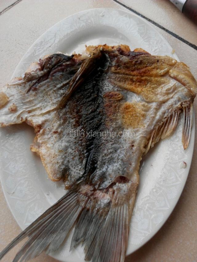 煎至两面微黄，拖入盘中