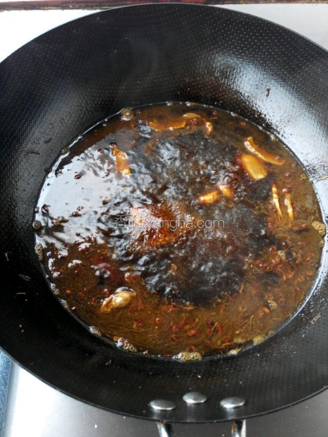 锅留底油，下葱姜蒜（我用的是腊八蒜，醋，去腥更好），老抽少许，白糖，料酒，十三香，蚝油，醋，花椒皮，适量白水，烧开品尝调味