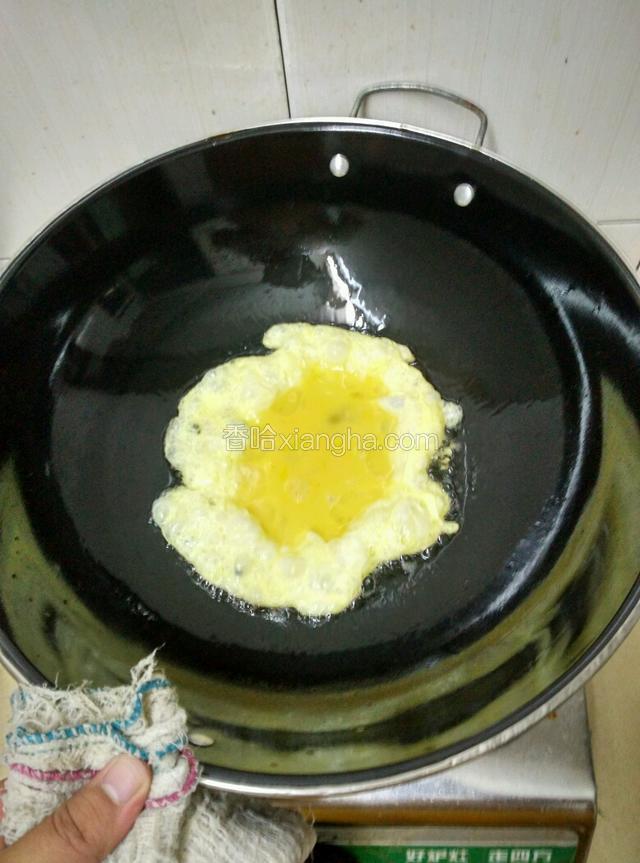 锅内烧热放油，加热至八成熟！关火，倒入鸡蛋液！待鸡蛋被油温炸至松软蓬起状，捞起沥干油，待用