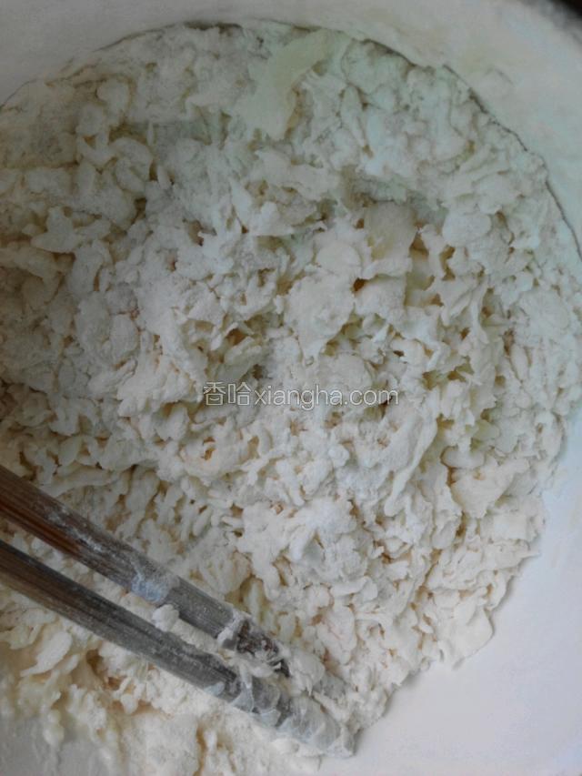 面里一点一点加水，一边搅拌