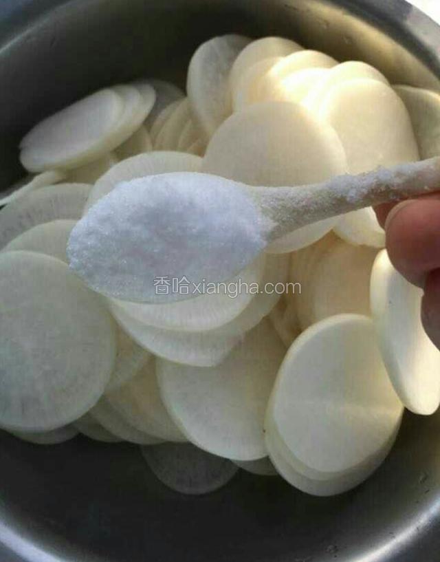 把切好的萝卜用盐进行腌制，不用担心盐会放多，因为待会还要洗掉