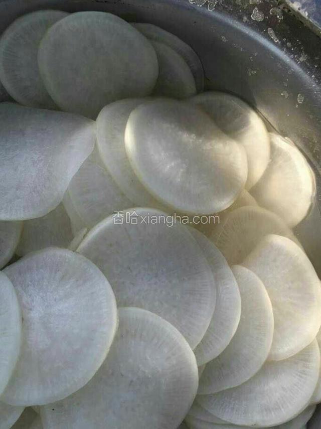用手抓匀，尽量让每片萝卜都有盐，腌制半小时洗净，在加盐腌制1小时