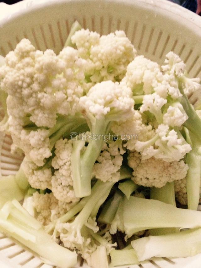 花菜掰成小朵，梗改刀成厚片，洗净控干水。