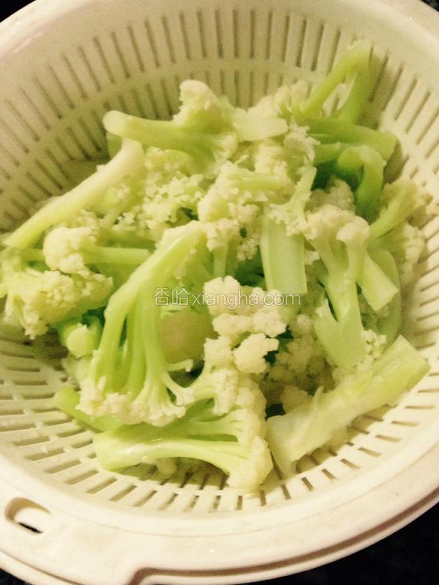 鍋中烧适量水，沸后加少许食盐倒入花菜焯水(焯水时间根据自己口感脆软自定)，涝出控水备用。