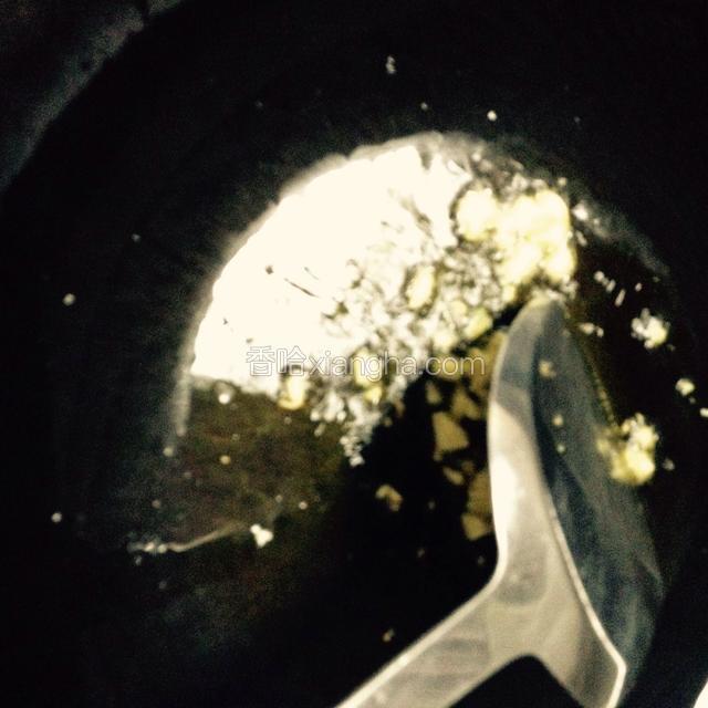 炒鍋烧热下入菜籽油烧熟，小火下入蒜粒炒出香味。