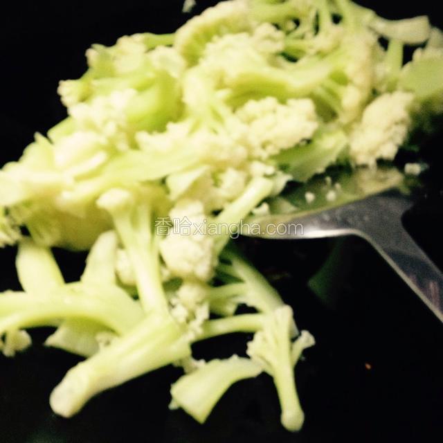 下入香肠片炒两铲立即倒入花菜翻炒
