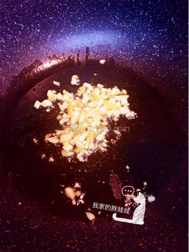 热锅放油，先把姜蒜炒香