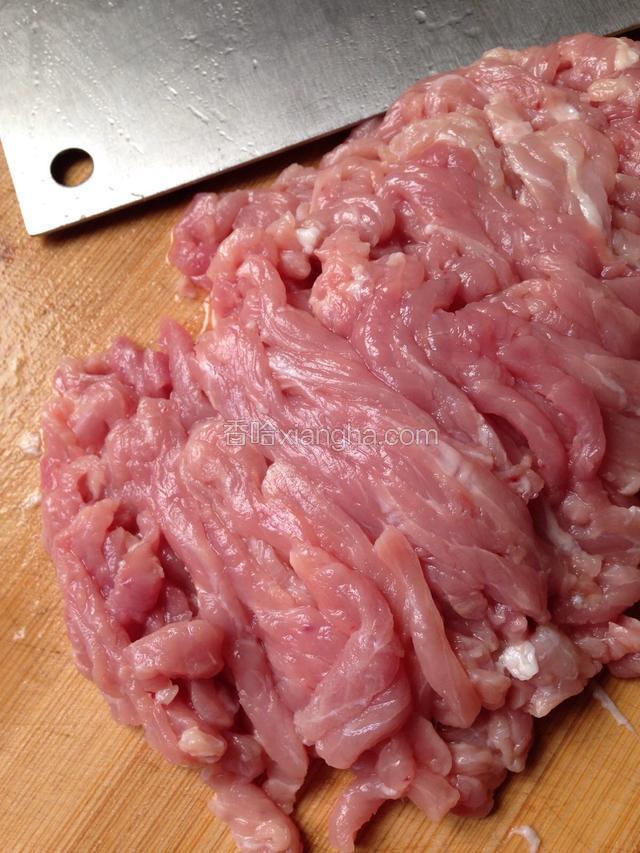 猪肉切丝，备用