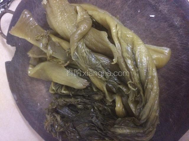 咸菜反复洗干净浸泡一个小时，捞出沥干水分备用