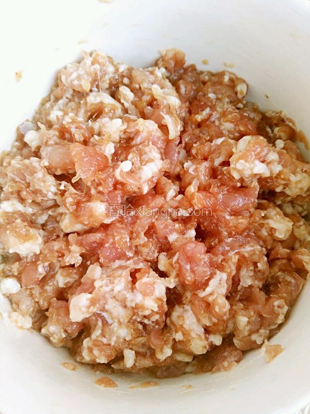 将肉末放在碗里加入适量的生抽，胡椒粉，料酒搅拌均匀备用