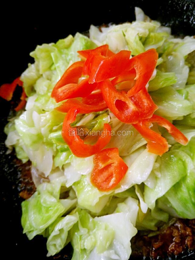 将提前煸炒过的圆白菜和辣椒一起倒进肉酱里翻炒均匀，见完全都裹上酱了就即可关火了！装盘然后撒上葱叶就好了！