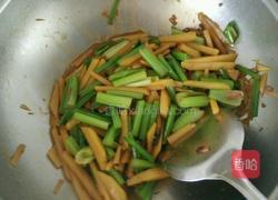 土豆爆芹菜的做法图解4
