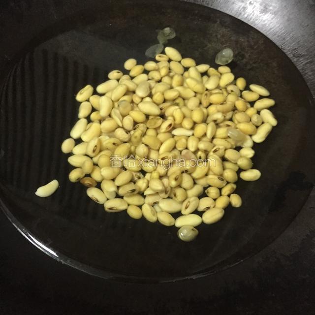 黄豆提前几个小时泡发，泡发好的黄豆放入锅中煮熟