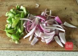 洋葱青椒牛里脊盖饭的做法图解1