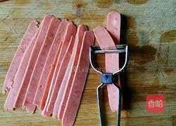 火腿肠鸡蛋饼的做法图解1