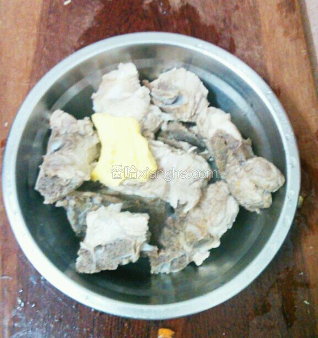 捞出流动水洗净浮物备用，拍一块生姜