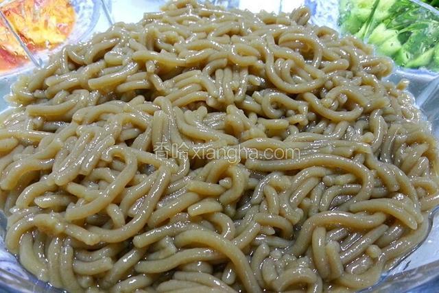 取锅加水烧沸，或用鱼汤烧沸，将和好的面使用菜冲打成面条，直接入水，使用筷子搅拌防止粘锅。